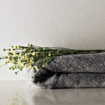 Caesarstone 4600 Organic White surface with yellow flowers